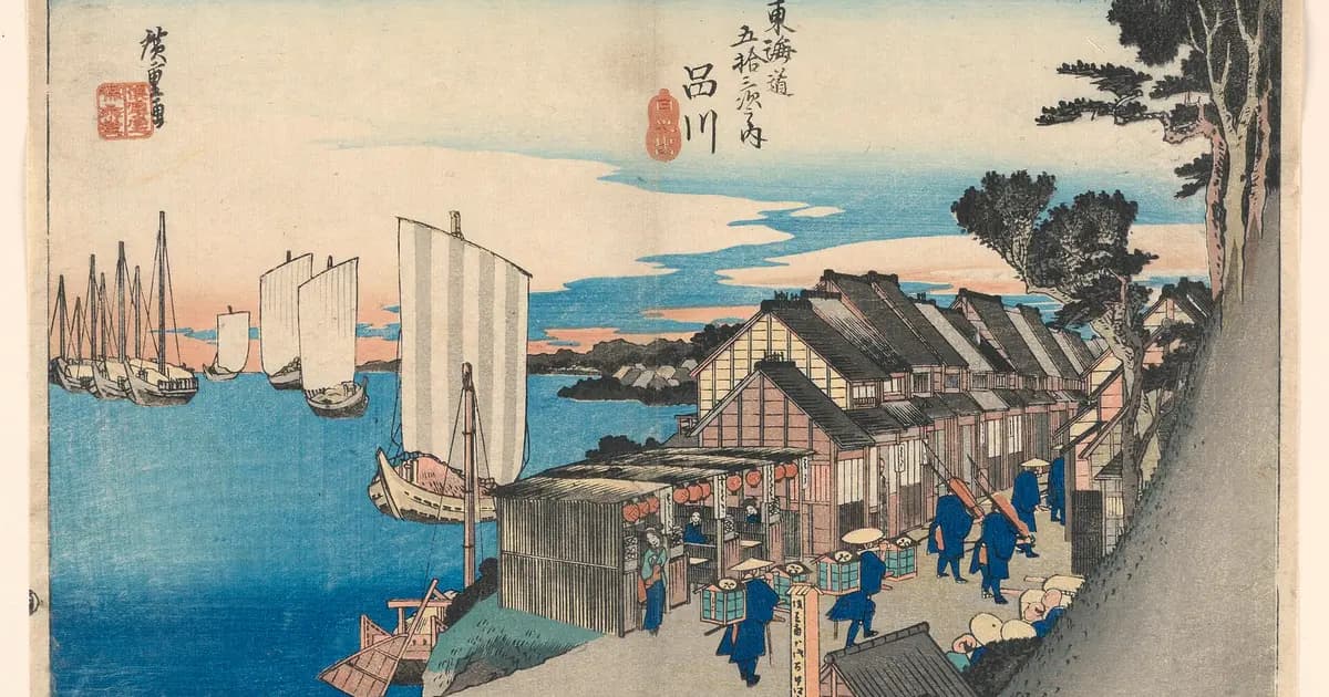 Tranh Hiroshige vẽ trạm Shinagawa lúc bình minh trên đường Tokaido: đoàn người khởi hành dưới ánh sáng sớm, biển phía xa.